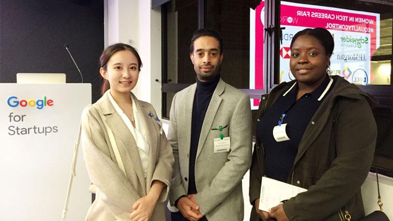 Students-and-lecturer-at-Google-startups-London