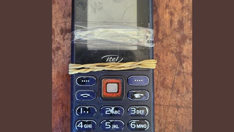 Cover image of an old broken mobile phone for the Wezesha na Kabambe project