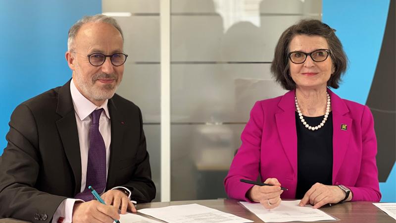 Philippe Jamet (left) and Katalin Illes (right) signing progression agreement