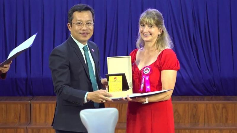 Lindy Coxon receiving her prize at the 29th Korean Speech Contest