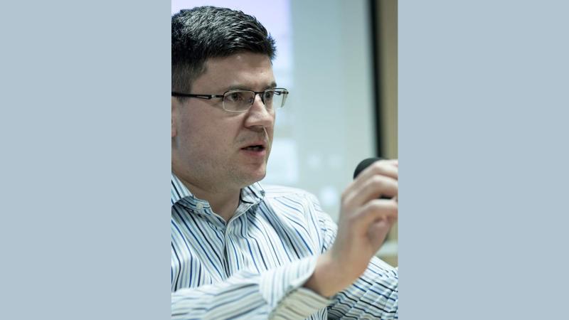 Picture of Dr Manuel Corpas in mid-speech.