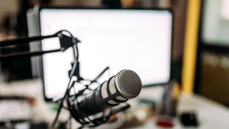 Screen and microphone setup for podcast
