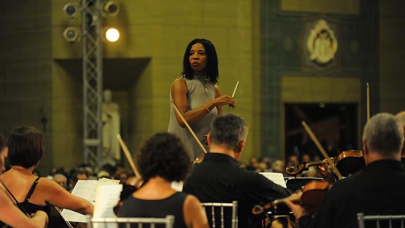 Shirley Thompson conducting