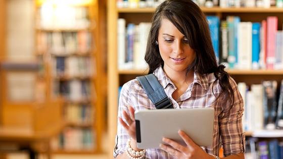 Student using ipad